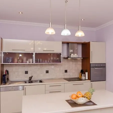 Djivo- Two Bedroom With Terrace And Garden View *