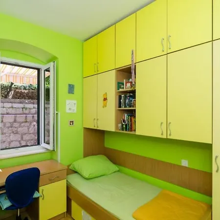 Djivo- Two Bedroom With Terrace And Garden View Apartman