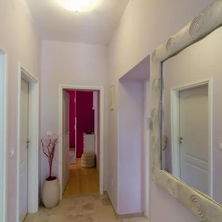 Djivo- Two Bedroom With Terrace And Garden View Apartamento