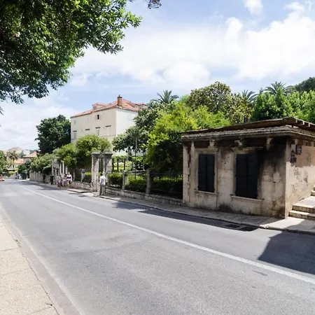 Djivo- Two Bedroom With Terrace And Garden View Apartment *