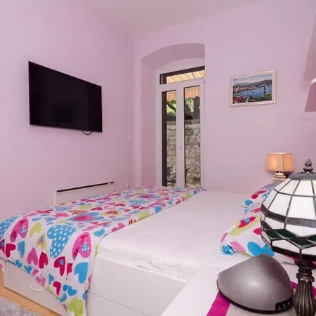Djivo- Two Bedroom With Terrace And Garden View דירה *