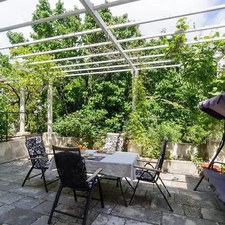 Djivo- Two Bedroom With Terrace And Garden View