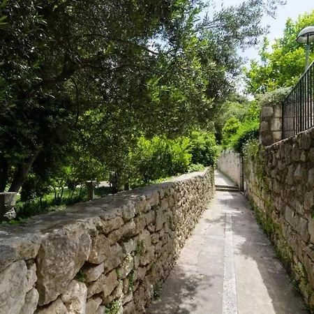 Djivo- Two Bedroom With Terrace And Garden View Dubrovnik