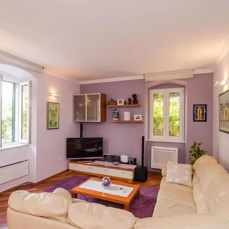 Djivo- Two Bedroom With Terrace And Garden View شقة *