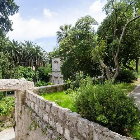 Djivo- Two Bedroom With Terrace And Garden View