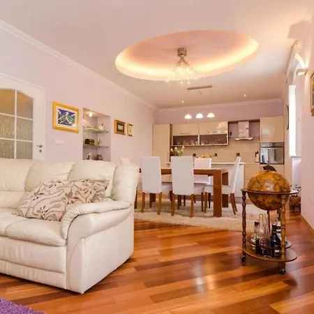 Djivo- Two Bedroom With Terrace And Garden View شقة
